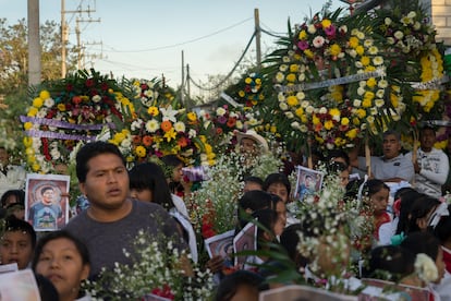Cientos de personas con coronas de flores acuden al entierro del activista mexicano Samir Flores.