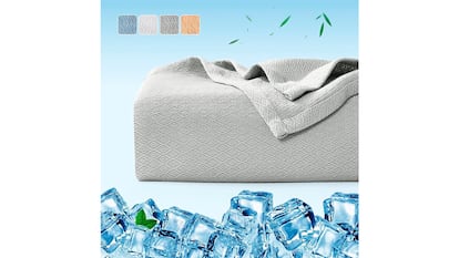 Productos para dormir fresco sobre fondo blanco.