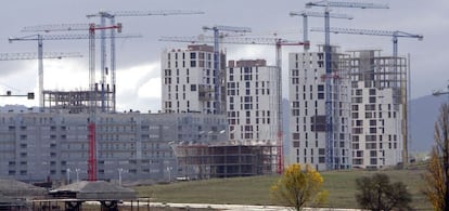 Varios edificios de viviendas en construcción.