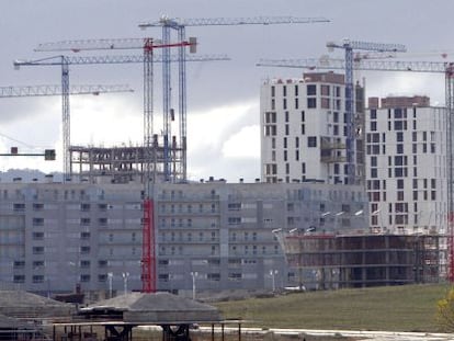 Varios edificios de viviendas en construcción.