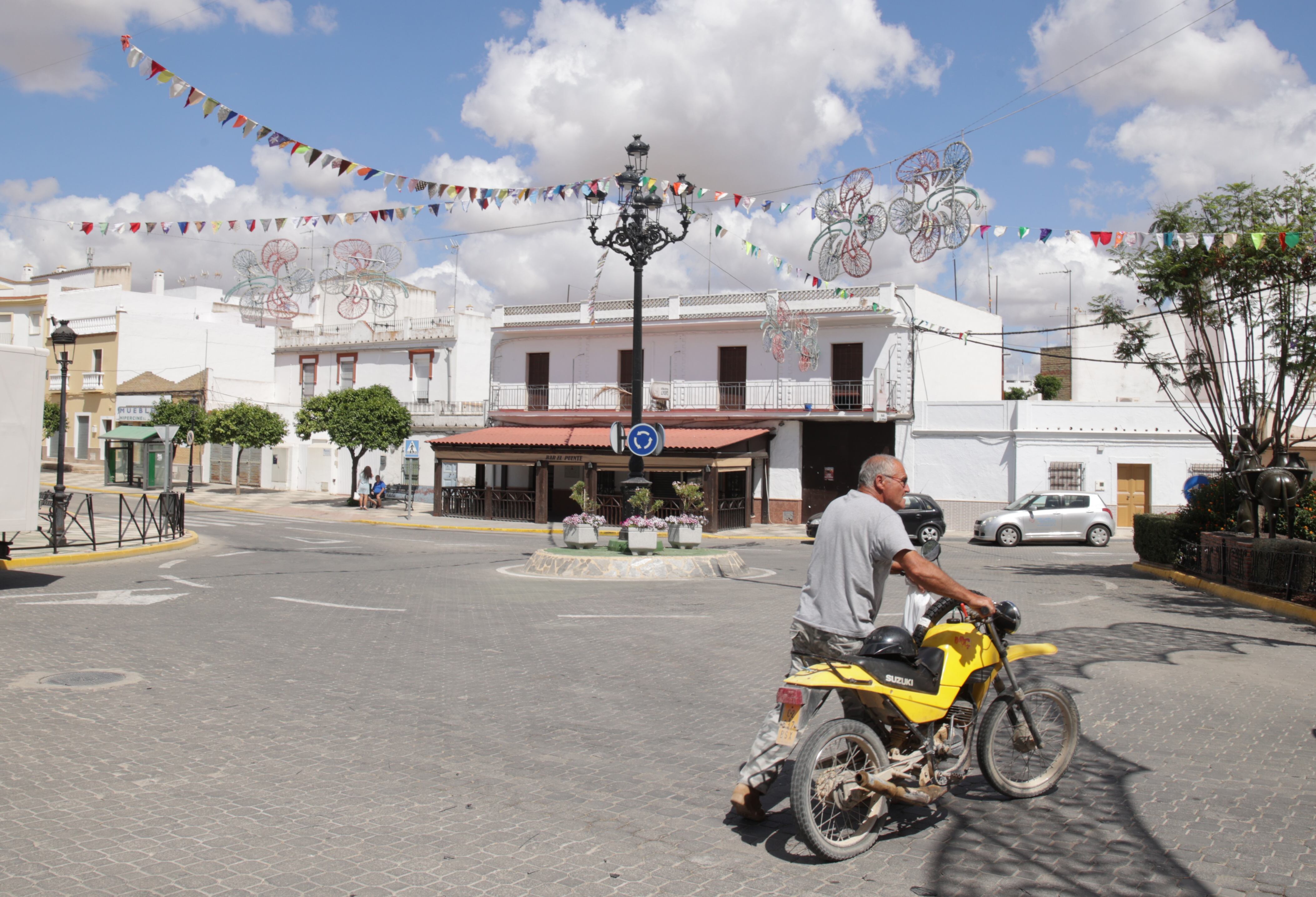 Decorado de las calles de Puerto Serrano por la celebración de la Feria 