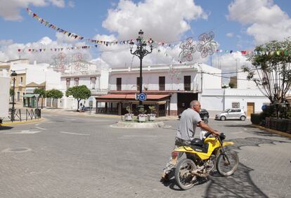 Decorado de las calles de Puerto Serrano por la celebración de la Feria "Chica".