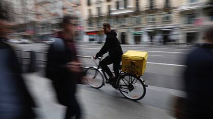 Un repartidor de Glovo, en Madrid.