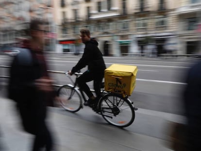 Un repartidor de Glovo, en Madrid.