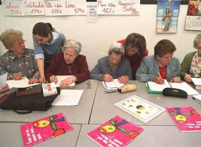 Un grupo de mujeres recibe clases de educación para adultos.