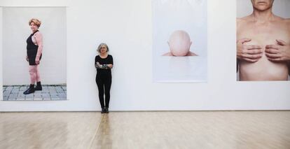 Carmen Dalmau, comisaria de la exposici&oacute;n, posa el viernes ante varias fotograf&iacute;as de la muestra.