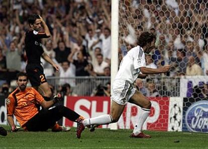 Raúl celebra su segundo gol, el tercero del Madrid, ante la desolación de Pelizzoli y Panucci.