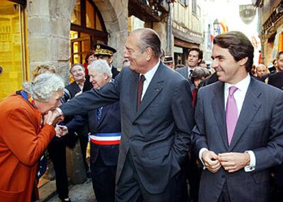 Chirac y Aznar pasean ayer por las calles de Carcasona antes de la cumbre bilateral.