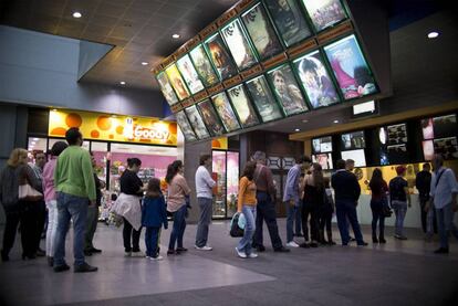 Cola en una sala de cine de Madrid.