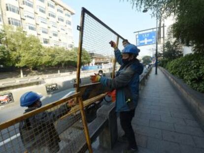 Más allá de Wuhan, epicentro del brote, la medida se extiende por ciudades de toda China. En Huanggang, solo una persona por familia puede salir cada dos días a por víveres