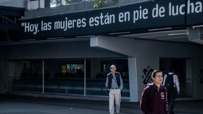 Hombres caminan en una de las estaciones de Metro más transitadas, que luce vacía por el paro de mujeres.