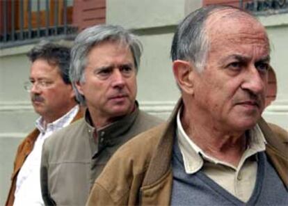 Andrés Sanchez Robayna, André Velter y Juan Goytisolo (de izquierda a derecha), en Sevilla.
/ PABLO JULIÁ