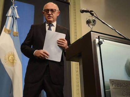 El excanciller argentino Héctor Timerman en 2013, cuando Argentina firmó un pacto de entendimiento con Irán sobre el atentado a la AMIA.