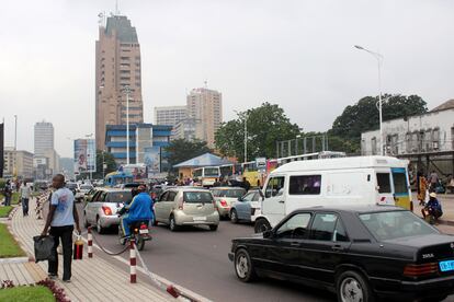 Vehículos en una carretera de Kinsasa, capital de la República Democrática del Congo. La ciudad africana avanzó siete posiciones con respecto al año pasado hasta ubicarse en el sexto lugar de la clasificación de Mercer.