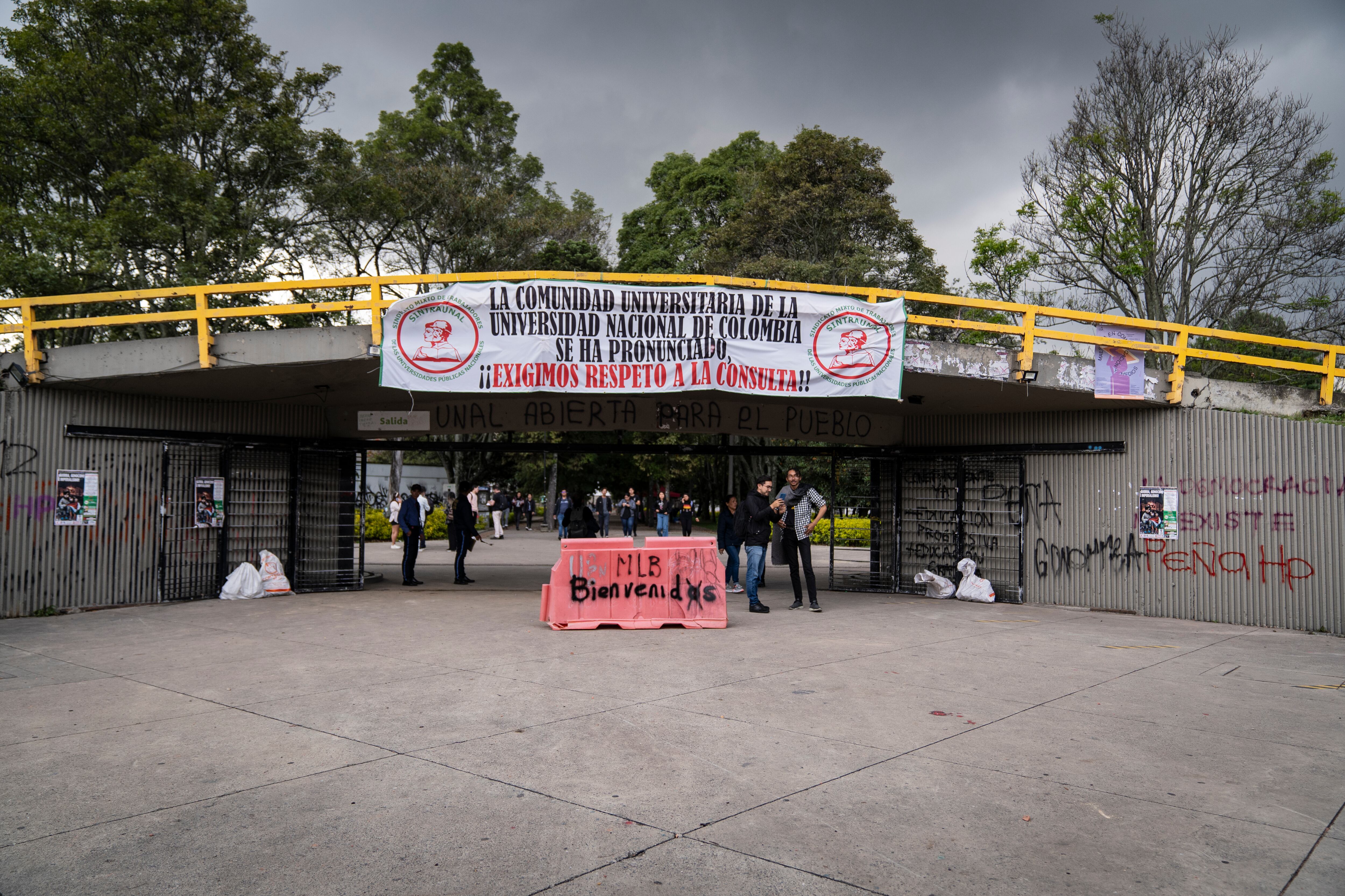 Pancartas y pintas de protesta por la designación de Ismael Peña como rector, en una de las entradas de la Universidad Nacional, en Bogotá, el 3 de mayo de 2024.