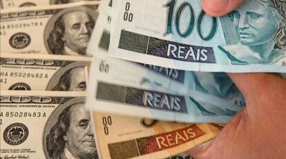 Billetes de dólares estadounidenses y de reales brasileños.