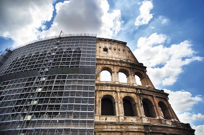 Así lucía la fachada sur del Coliseo bajo los andamios que acaban de ser retirados. Ahora, mejor ir a verlo con gafas de sol: el mármol travertino brilla sin la capa de negritud que lo cubría.