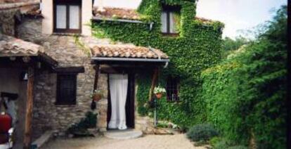 Entrada de una casa rural.