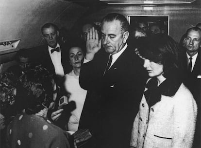 Jura de Johnson en el avión presidencial horas después del asesinato de Kennedy. A su izquierda, Jackie Kennedy.