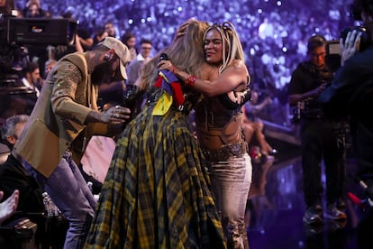 Taylor Swift y Karol G se abrazan durante la gala.