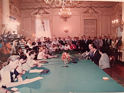 Ana del Paso, corresponsal de la agencia EFE, al fondo de la imagen en el lado izquierdo de la mesa y con conjunto blanco, en Alejandría, segunda residencia del entonces presidente de Egipto Hosni Mubarak, con James Baker, ex secretario de Estado de EEUU y Amro Musa, ex ministro de Asuntos Exteriores de Mubarak