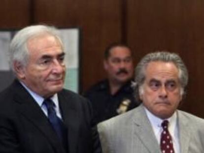 El exdirector gerente del Fondo Monetario Internacional (FMI) Dominique Strauss-Kahn (c) y sus abogados William Taylor (i) y Benjamin Brafman (d) durante su comparecencia ante el tribunal de Nueva York