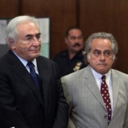 El exdirector gerente del Fondo Monetario Internacional (FMI) Dominique Strauss-Kahn (c) y sus abogados William Taylor (i) y Benjamin Brafman (d) durante su comparecencia ante el tribunal de Nueva York