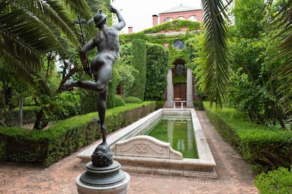 Una copia del famoso Mercurio de Giambologna mira hacia la casa.