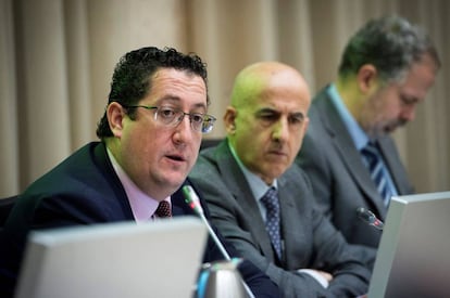 El director general de Economía y Estadística del Banco de España, Óscar Arce, a la izquierda.