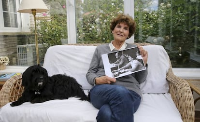 María Teresa Revilla, en su casa de Madrid, con una foto de cuando era diputada.