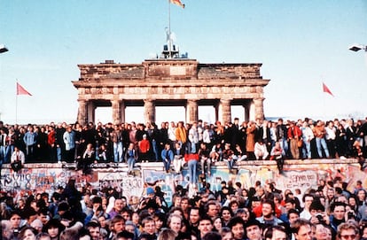 Depois da falta de coordenação entre o Politburo da Alemanha Oriental e seu porta-voz, os berlinenses se amontoavam em diversos trechos do Muro diante da incredulidade dos guardas fronteiriços.