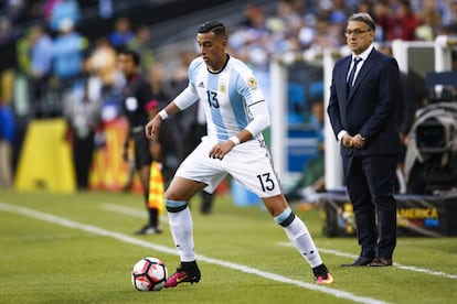 Ramiro Funes Mori ensaya una salida contra Bolivia ante la atenta mirada de Martino.