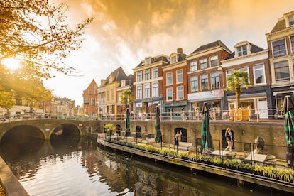 Canal de Leeuwarden, capital de la región de Frisia, en los Países Bajos