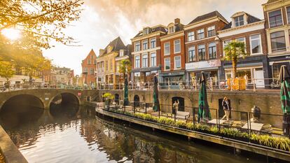 Atardecer en un canal de la ciudad de Leeuwarden, Frisia, en los Países Bajos.