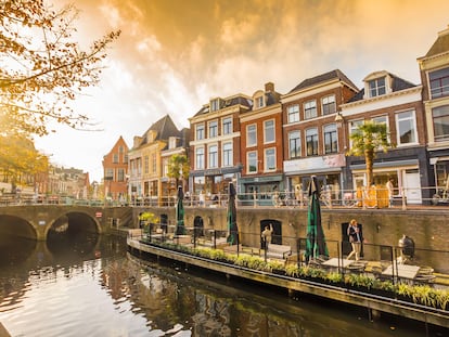 Atardecer en un canal de la ciudad de Leeuwarden, capital de la región de Frisia, en los Países Bajos.