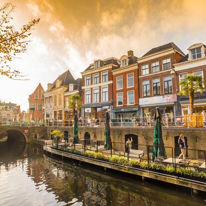 Canal de Leeuwarden, capital de la región de Frisia, en los Países Bajos