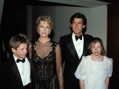 Los actores Pierce Brosnan y Cassandra Harris Waites junto a sus hijos, Charlotte y Christopher, en 1980.