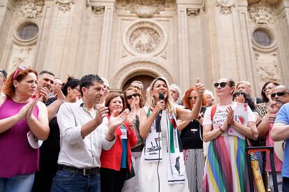 La vicepresidenta segunda del Gobierno y líder de Sumar, Yolanda Díaz, durante el encuentro con militancia y entidades sociales este jueves en la plaza de las Pasiegas de Granada.