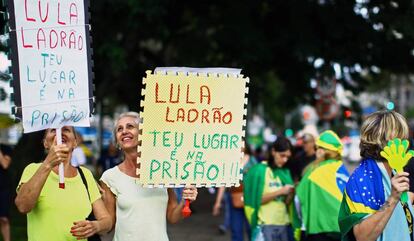 Manifestantes contra Lula en Curitiba, este miércoles