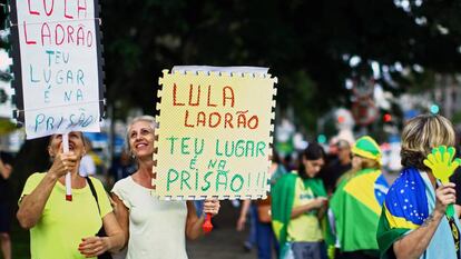 Manifestantes contra Lula en Curitiba, este miércoles