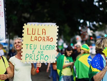 Manifestantes contra Lula en Curitiba, este miércoles