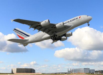 El 'superjumbo' de Air France despega del aeropuerto de Charles de Gaulle con destino Nueva York.