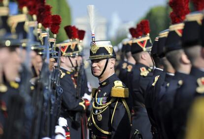 Un soldado sonríe en medio del desfile militar