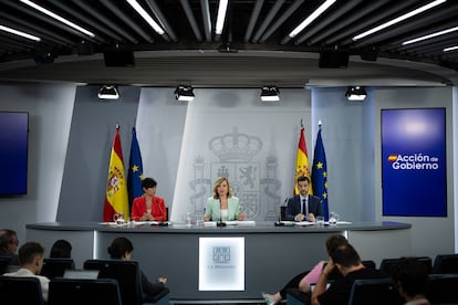 La ministra de Educación y Formación Profesional de España y Portavoz, Pilar Alegría (c), la ministra de Vivienda y Agenda Urbana, Isabel Rodríguez (i), y el ministro de Derechos Sociales, Consumo y Agenda 2030, Pablo Bustinduy (d), ofrecen declaraciones a la prensa tras el Consejo de Ministros.