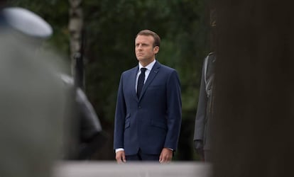 El presidente de Francia, Emmanuel Macron, en un acto en el cementerio de Helsinki (Finlandia).
