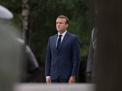 El presidente de Francia, Emmanuel Macron, en un acto en el cementerio de Helsinki (Finlandia).