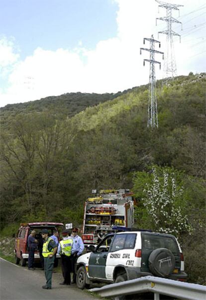 Los servicios de emergencia, cerca de la zona en la que se ha estrellado el aparato, en el Pirineo leridano.