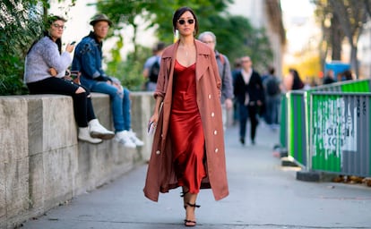 Los vestidos de noche también pueden ser para el día. Una gabardina del mismo largo puede ser su mejor pareja.