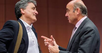 El ministro de Finanzas griego, Euclid Tsakalotos (izquierda), habla con su homólogo español, Luis de Guindos, durante el Eurogrupo del lunes.