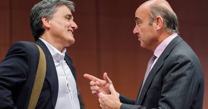 El ministro de Finanzas griego, Euclid Tsakalotos (izquierda), habla con su hom&oacute;logo espa&ntilde;ol, Luis de Guindos, durante el Eurogrupo del lunes.